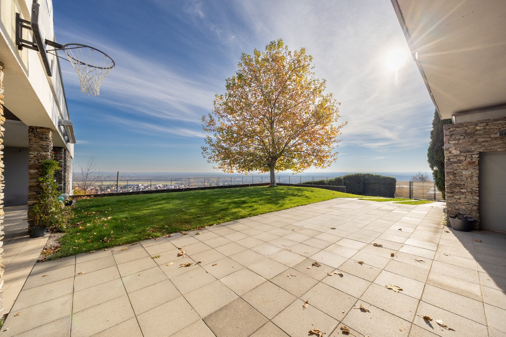 Exkluzívna VILA s panoramatickým výhľadom vo Svätom Jure - 5 izbová s terasou, átriom, krbom a pozemkom 6 616 m2