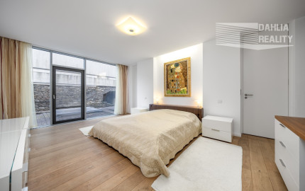 Exkluzívna VILA s panoramatickým výhľadom vo Svätom Jure - 5 izbová s terasou, átriom, krbom a pozemkom 6 616 m2