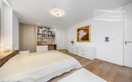 Exkluzívna VILA s panoramatickým výhľadom vo Svätom Jure - 5 izbová s terasou, átriom, krbom a pozemkom 6 616 m2