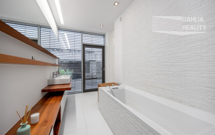 Exkluzívna VILA s panoramatickým výhľadom vo Svätom Jure - 5 izbová s terasou, átriom, krbom a pozemkom 6 616 m2