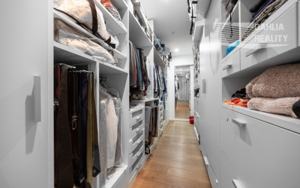 Exkluzívna VILA s panoramatickým výhľadom vo Svätom Jure - 5 izbová s terasou, átriom, krbom a pozemkom 6 616 m2