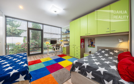 Exkluzívna VILA s panoramatickým výhľadom vo Svätom Jure - 5 izbová s terasou, átriom, krbom a pozemkom 6 616 m2