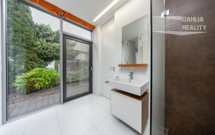 Exkluzívna VILA s panoramatickým výhľadom vo Svätom Jure - 5 izbová s terasou, átriom, krbom a pozemkom 6 616 m2