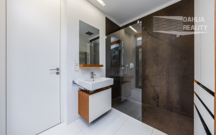 Exkluzívna VILA s panoramatickým výhľadom vo Svätom Jure - 5 izbová s terasou, átriom, krbom a pozemkom 6 616 m2