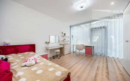 Exkluzívna VILA s panoramatickým výhľadom vo Svätom Jure - 5 izbová s terasou, átriom, krbom a pozemkom 6 616 m2