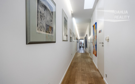 Exkluzívna VILA s panoramatickým výhľadom vo Svätom Jure - 5 izbová s terasou, átriom, krbom a pozemkom 6 616 m2