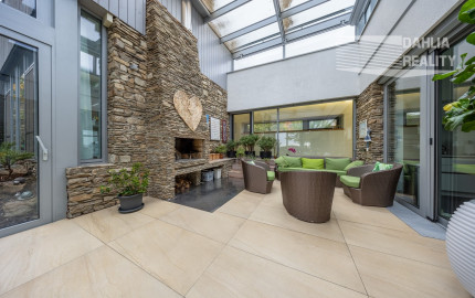 Exkluzívna VILA s panoramatickým výhľadom vo Svätom Jure - 5 izbová s terasou, átriom, krbom a pozemkom 6 616 m2