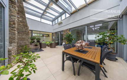 Exkluzívna VILA s panoramatickým výhľadom vo Svätom Jure - 5 izbová s terasou, átriom, krbom a pozemkom 6 616 m2