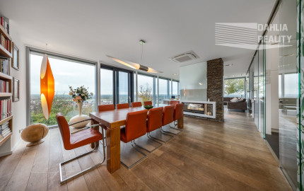 Exkluzívna VILA s panoramatickým výhľadom vo Svätom Jure - 5 izbová s terasou, átriom, krbom a pozemkom 6 616 m2