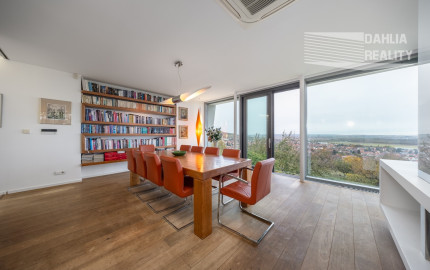 Exkluzívna VILA s panoramatickým výhľadom vo Svätom Jure - 5 izbová s terasou, átriom, krbom a pozemkom 6 616 m2