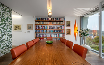 Exkluzívna VILA s panoramatickým výhľadom vo Svätom Jure - 5 izbová s terasou, átriom, krbom a pozemkom 6 616 m2