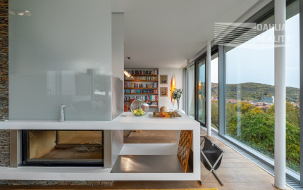 Exkluzívna VILA s panoramatickým výhľadom vo Svätom Jure - 5 izbová s terasou, átriom, krbom a pozemkom 6 616 m2