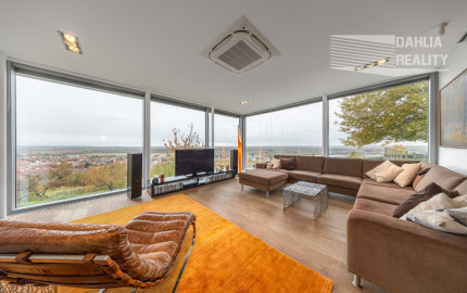 Exkluzívna VILA s panoramatickým výhľadom vo Svätom Jure - 5 izbová s terasou, átriom, krbom a pozemkom 6 616 m2