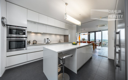 Exkluzívna VILA s panoramatickým výhľadom vo Svätom Jure - 5 izbová s terasou, átriom, krbom a pozemkom 6 616 m2