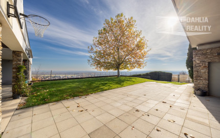 Exkluzívna VILA s panoramatickým výhľadom vo Svätom Jure - 5 izbová s terasou, átriom, krbom a pozemkom 6 616 m2