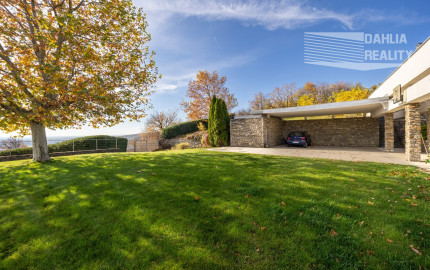 Exkluzívna VILA s panoramatickým výhľadom vo Svätom Jure - 5 izbová s terasou, átriom, krbom a pozemkom 6 616 m2