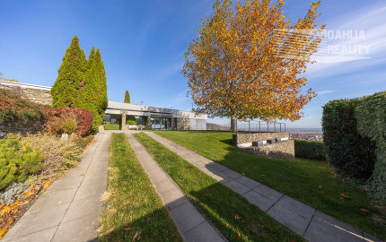Exkluzívna VILA s panoramatickým výhľadom vo Svätom Jure - 5 izbová s terasou, átriom, krbom a pozemkom 6 616 m2