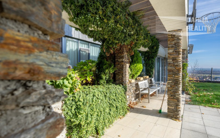 Exkluzívna VILA s panoramatickým výhľadom vo Svätom Jure - 5 izbová s terasou, átriom, krbom a pozemkom 6 616 m2