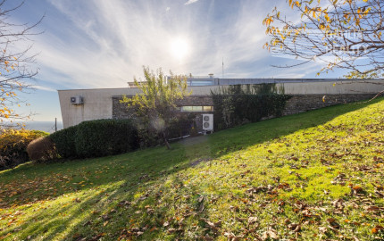 Exkluzívna VILA s panoramatickým výhľadom vo Svätom Jure - 5 izbová s terasou, átriom, krbom a pozemkom 6 616 m2