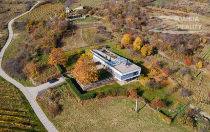 Exkluzívna VILA s panoramatickým výhľadom vo Svätom Jure - 5 izbová s terasou, átriom, krbom a pozemkom 6 616 m2