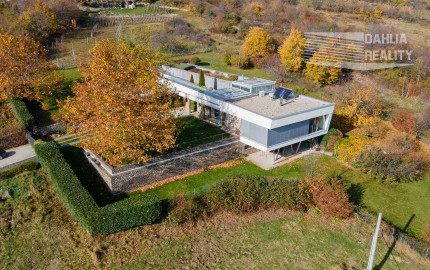 Exkluzívna VILA s panoramatickým výhľadom vo Svätom Jure - 5 izbová s terasou, átriom, krbom a pozemkom 6 616 m2