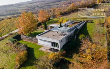 Exkluzívna VILA s panoramatickým výhľadom vo Svätom Jure - 5 izbová s terasou, átriom, krbom a pozemkom 6 616 m2