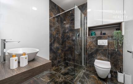 Predaj novostavba rodinný dom s parkovaním a so záhradou 150 m2 v Šenkviciach s výhľadom na Malé Karpaty