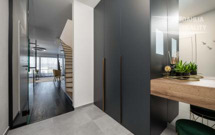 Predaj novostavba rodinný dom s parkovaním a so záhradou 150 m2 v Šenkviciach s výhľadom na Malé Karpaty