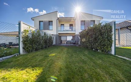 Predaj novostavba rodinný dom s parkovaním a so záhradou 150 m2 v Šenkviciach s výhľadom na Malé Karpaty