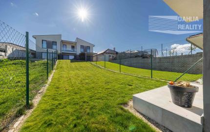 Predaj novostavba rodinný dom s parkovaním a so záhradou 150 m2 v Šenkviciach s výhľadom na Malé Karpaty