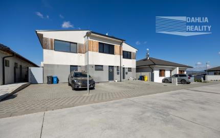 Predaj novostavba rodinný dom s parkovaním a so záhradou 150 m2 v Šenkviciach s výhľadom na Malé Karpaty