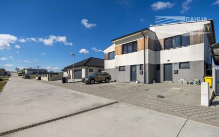 Predaj novostavba rodinný dom s parkovaním a so záhradou 150 m2 v Šenkviciach s výhľadom na Malé Karpaty