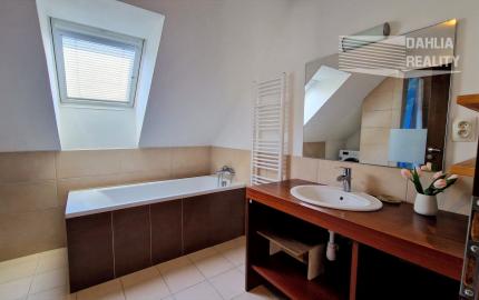 Predaj 4 izbový mezonetový byt s krbom a balkónom 120 m2 v Pezinku širšie centrum