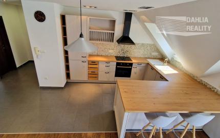 Predaj 4 izbový mezonetový byt s krbom a balkónom 120 m2 v Pezinku širšie centrum