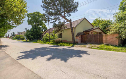 Predaj vidiecky rodinný dom  po rekonštrukcii s bazénom, garážou a pozemkom 800 m2 Vištuk