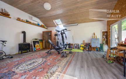 Predaj víkendový rodinný dom so stodolou + samostatný ateliér/posilňovňa + záhrada, pozemok celkom 2 699 m2 Vištuk