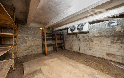 Predaj víkendový rodinný dom so stodolou + samostatný ateliér/posilňovňa + záhrada, pozemok celkom 2 699 m2 Vištuk
