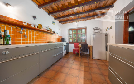 Predaj víkendový rodinný dom so stodolou + samostatný ateliér/posilňovňa + záhrada, pozemok celkom 2 699 m2 Vištuk