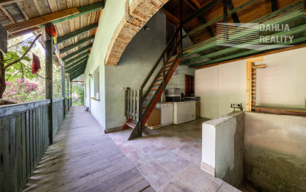 Predaj víkendový rodinný dom so stodolou + samostatný ateliér/posilňovňa + záhrada, pozemok celkom 2 699 m2 Vištuk