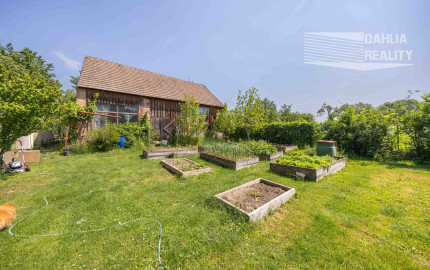 Predaj víkendový rodinný dom so stodolou + samostatný ateliér/posilňovňa + záhrada, pozemok celkom 2 699 m2 Vištuk