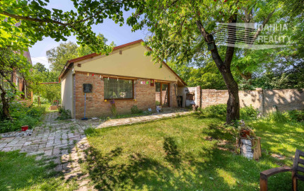 Predaj vidieckeho sídla s 3 stavbami, dom s bazénom, parkovaním, stodolou + pozemok  3 500 m2 vo Vištuku