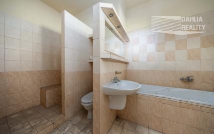 Predaj 4 izbový veľký byt v pôvodnom stave 125 m2 + terasa v centre Trenčína