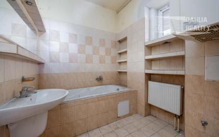 Predaj 4 izbový veľký byt v pôvodnom stave 125 m2 + terasa v centre Trenčína