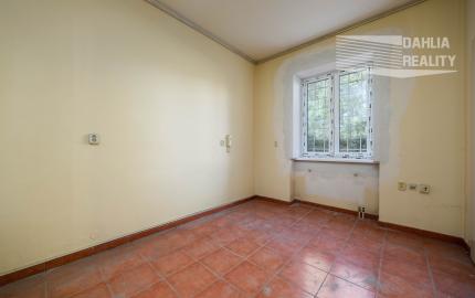 Predaj 4 izbový veľký byt v pôvodnom stave 125 m2 + terasa v centre Trenčína