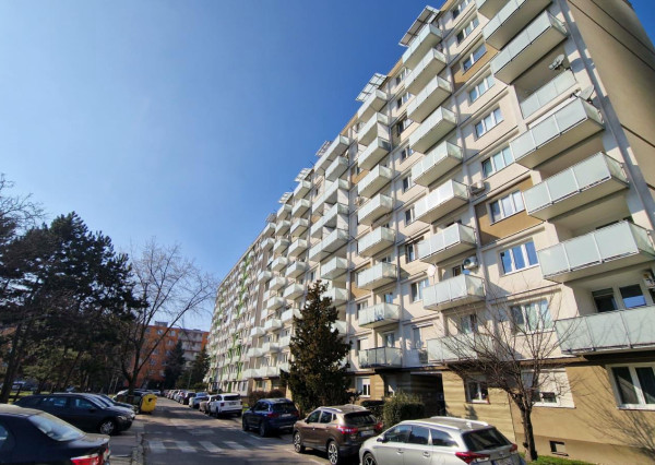 Predaj 3 izbový byt plus 2 x veľká loggia výborná dispozícia, 82 m2, Ružinov pri RETRE - Muškátová