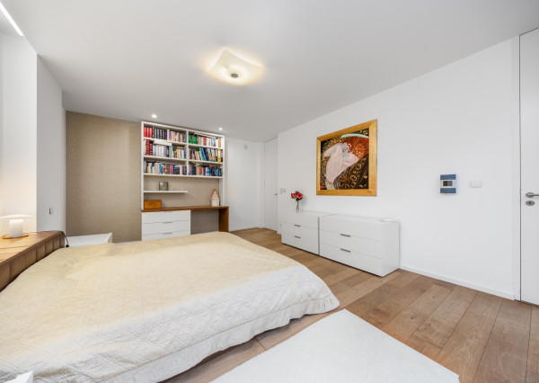 Exkluzívna VILA s panoramatickým výhľadom vo Svätom Jure - 5 izbová s terasou, átriom, krbom a pozemkom 6 616 m2