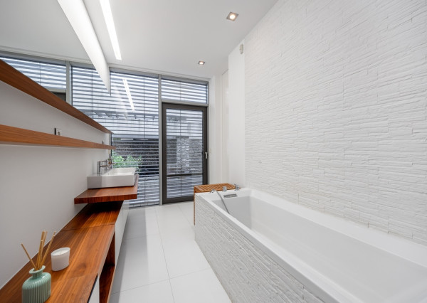 Exkluzívna VILA s panoramatickým výhľadom vo Svätom Jure - 5 izbová s terasou, átriom, krbom a pozemkom 6 616 m2