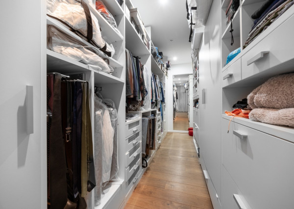 Exkluzívna VILA s panoramatickým výhľadom vo Svätom Jure - 5 izbová s terasou, átriom, krbom a pozemkom 6 616 m2