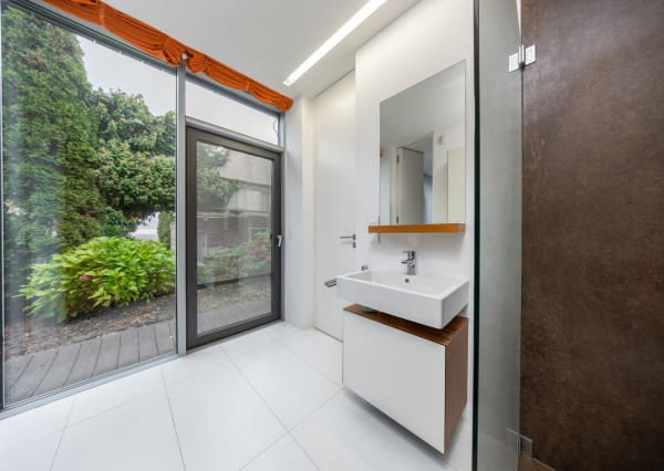 Exkluzívna VILA s panoramatickým výhľadom vo Svätom Jure - 5 izbová s terasou, átriom, krbom a pozemkom 6 616 m2