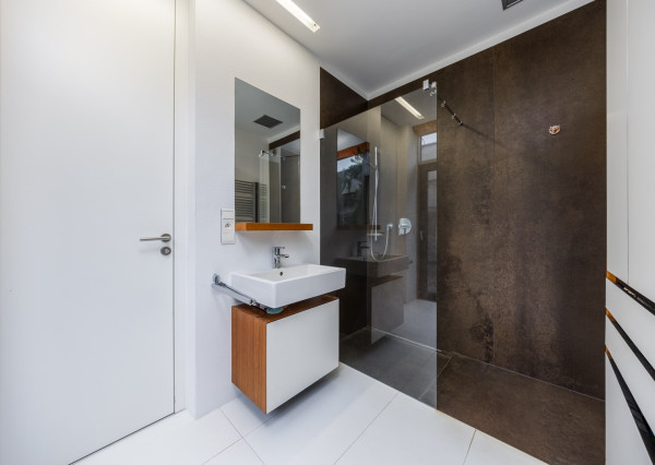 Exkluzívna VILA s panoramatickým výhľadom vo Svätom Jure - 5 izbová s terasou, átriom, krbom a pozemkom 6 616 m2